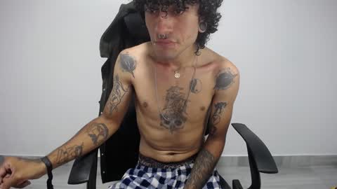 Snapshot of present_the_magic chatting on February 6, 2025, 2:11 am Plux online show from February 6, 2025, 2:11 am