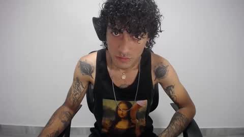 Snapshot of present_the_magic chatting on February 9, 2025, 8:13 pm Plux online show from February 9, 2025, 8:13 pm