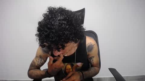 Snapshot of present_the_magic chatting on February 10, 2025, 1:57 am Plux online show from February 10, 2025, 1:57 am