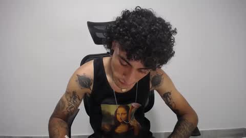 Snapshot of present_the_magic chatting on February 10, 2025, 5:03 am Plux online show from February 10, 2025, 5:03 am