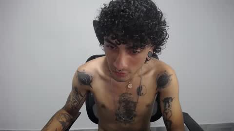 Snapshot of present_the_magic chatting on February 10, 2025, 6:56 pm Plux online show from February 10, 2025, 6:56 pm