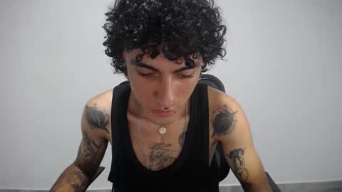 Snapshot of present_the_magic chatting on February 11, 2025, 5:37 am Plux online show from February 11, 2025, 5:37 am