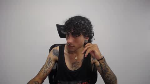 Snapshot of present_the_magic chatting on February 11, 2025, 9:03 pm Plux online show from February 11, 2025, 9:03 pm