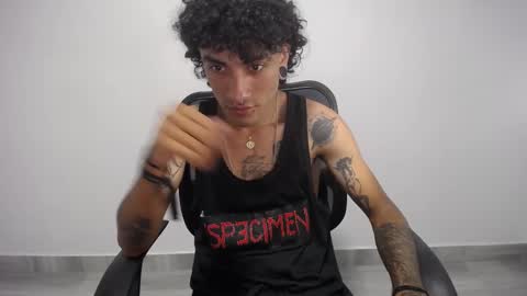 Snapshot of present_the_magic chatting on February 12, 2025, 2:24 am Plux online show from February 12, 2025, 2:24 am