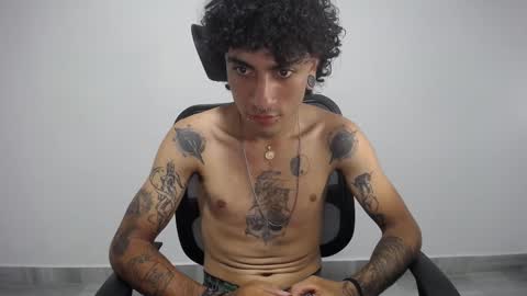 Snapshot of present_the_magic chatting on February 12, 2025, 5:26 am Plux online show from February 12, 2025, 5:26 am