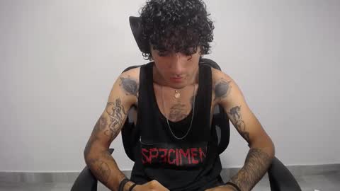 Snapshot of present_the_magic chatting on February 12, 2025, 7:35 pm Plux online show from February 12, 2025, 7:35 pm