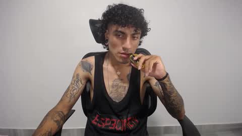 Snapshot of present_the_magic chatting on February 12, 2025, 10:37 pm Plux online show from February 12, 2025, 10:37 pm