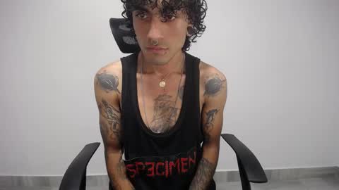 Snapshot of present_the_magic chatting on February 16, 2025, 3:47 am Plux online show from February 16, 2025, 3:47 am