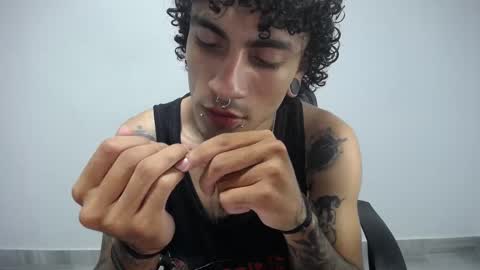 Snapshot of present_the_magic chatting on February 16, 2025, 6:54 am Plux online show from February 16, 2025, 6:54 am