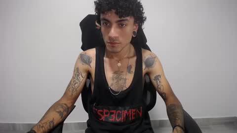 Snapshot of present_the_magic chatting on February 17, 2025, 3:47 am Plux online show from February 17, 2025, 3:47 am