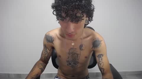 Snapshot of present_the_magic chatting on February 17, 2025, 9:19 pm Plux online show from February 17, 2025, 9:19 pm