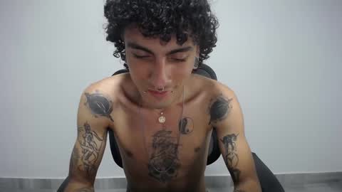 Snapshot of present_the_magic chatting on February 18, 2025, 12:26 am Plux online show from February 18, 2025, 12:26 am