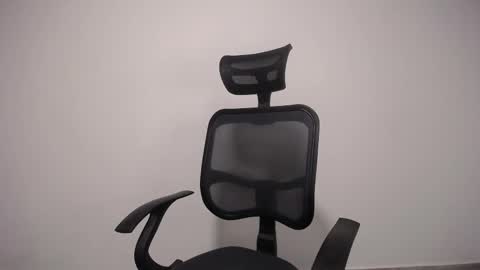 Snapshot of present_the_magic chatting on February 19, 2025, 2:01 am Plux online show from February 19, 2025, 2:01 am