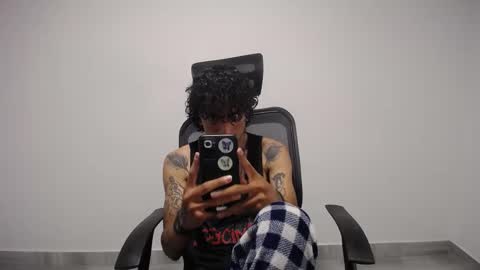 Snapshot of present_the_magic chatting on February 21, 2025, 3:01 am Plux online show from February 21, 2025, 3:01 am