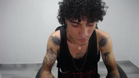 Snapshot of present_the_magic chatting on February 21, 2025, 6:07 am Plux online show from February 21, 2025, 6:07 am