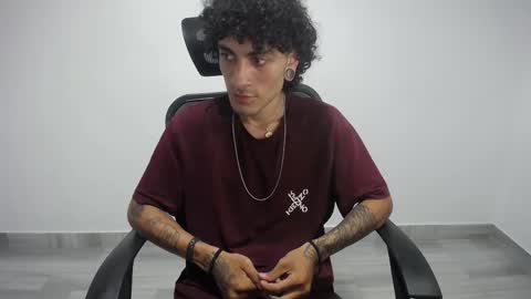 Snapshot of present_the_magic chatting on February 23, 2025, 2:29 am Plux online show from February 23, 2025, 2:29 am