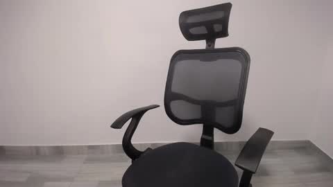 Snapshot of present_the_magic chatting on February 23, 2025, 5:34 am Plux online show from February 23, 2025, 5:34 am