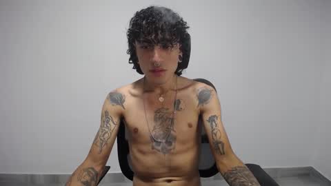 Snapshot of present_the_magic chatting on February 24, 2025, 3:12 am Plux online show from February 24, 2025, 3:12 am