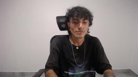 Snapshot of present_the_magic chatting on February 24, 2025, 10:25 pm Plux online show from February 24, 2025, 10:25 pm