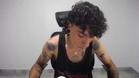 Snapshot of present_the_magic chatting on February 26, 2025, 2:15 am Plux online show from February 26, 2025, 2:15 am