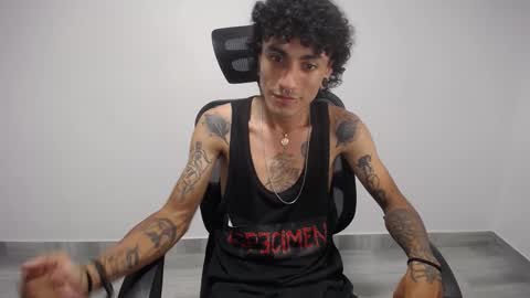 Snapshot of present_the_magic chatting on February 26, 2025, 5:20 am Plux online show from February 26, 2025, 5:20 am