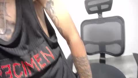 Snapshot of present_the_magic chatting on February 27, 2025, 5:34 am Plux online show from February 27, 2025, 5:34 am