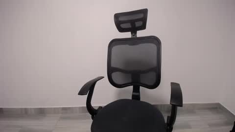 Snapshot of present_the_magic chatting on February 27, 2025, 11:37 pm Plux online show from February 27, 2025, 11:37 pm