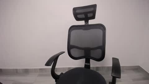 Snapshot of present_the_magic chatting on March 4, 2025, 4:17 am Plux online show from March 4, 2025, 4:17 am