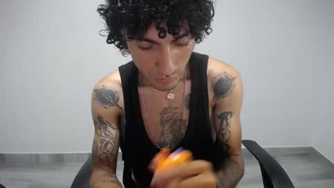 Snapshot of present_the_magic chatting on March 4, 2025, 7:19 am Plux online show from March 4, 2025, 7:19 am