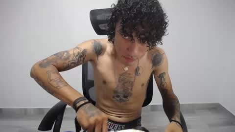 Snapshot of present_the_magic chatting on March 5, 2025, 3:08 am Plux online show from March 5, 2025, 3:08 am