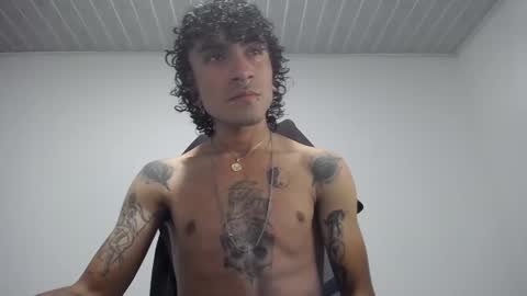 Snapshot of present_the_magic chatting on March 6, 2025, 7:25 am Plux online show from March 6, 2025, 7:25 am