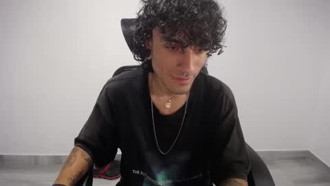 Snapshot of present_the_magic chatting on March 7, 2025, 3:29 am Plux online show from March 7, 2025, 3:29 am