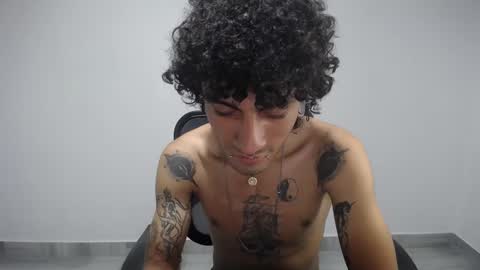 Snapshot of present_the_magic chatting on March 7, 2025, 6:46 am Plux online show from March 7, 2025, 6:46 am