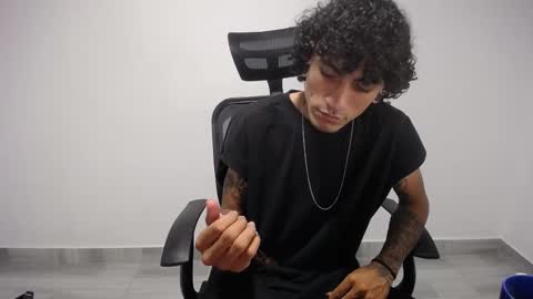 Snapshot of present_the_magic chatting on March 9, 2025, 12:21 am Plux online show from March 9, 2025, 12:21 am