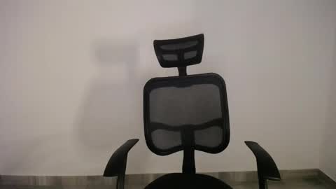 Snapshot of present_the_magic chatting on March 10, 2025, 5:33 am Plux online show from March 10, 2025, 5:33 am