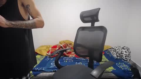 Snapshot of present_the_magic chatting on September 10, 2025, 10:32 pm Plux online show from September 10, 2025, 10:32 pm