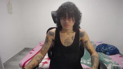 Snapshot of present_the_magic chatting on September 17, 2025, 7:04 pm Plux online show from September 17, 2025, 7:04 pm