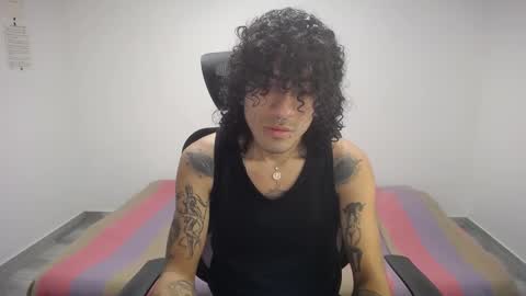 Snapshot of present_the_magic chatting on September 18, 2025, 4:53 pm Plux online show from September 18, 2025, 4:53 pm