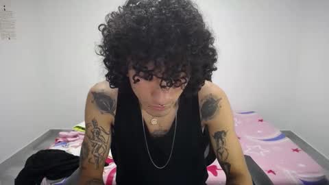 Snapshot of present_the_magic chatting on October 1, 2025, 4:51 am Plux online show from October 1, 2025, 4:51 am