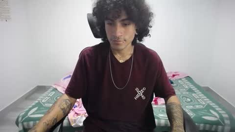 Snapshot of present_the_magic chatting on October 8, 2025, 9:40 am Plux online show from October 8, 2025, 9:40 am