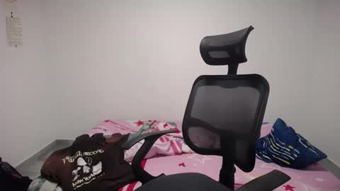 Snapshot of present_the_magic chatting on October 11, 2025, 5:17 am Plux online show from October 11, 2025, 5:17 am