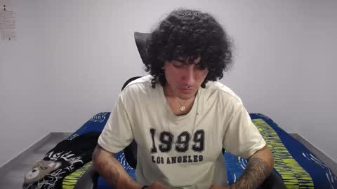 Snapshot of present_the_magic chatting on October 19, 2025, 4:40 pm Plux online show from October 19, 2025, 4:40 pm