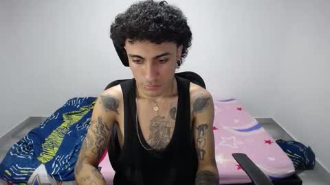 Snapshot of present_the_magic chatting on October 24, 2025, 6:37 pm Plux online show from October 24, 2025, 6:37 pm