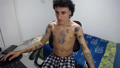 Snapshot of present_the_magic chatting on October 25, 2025, 6:35 pm Plux online show from October 25, 2025, 6:35 pm