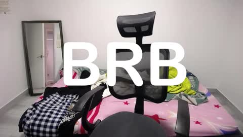 Snapshot of present_the_magic chatting on November 2, 2025, 5:59 pm Plux online show from November 2, 2025, 5:59 pm