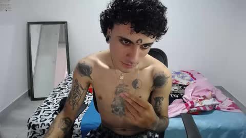 Snapshot of present_the_magic chatting on November 5, 2025, 6:30 pm Plux online show from November 5, 2025, 6:30 pm