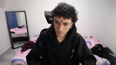 Snapshot of present_the_magic chatting on November 7, 2025, 6:35 am Plux online show from November 7, 2025, 6:35 am