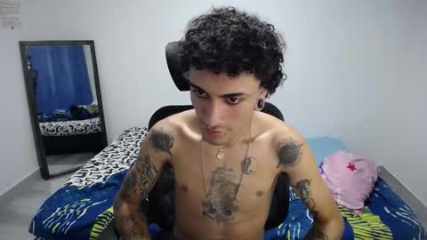 Snapshot of present_the_magic chatting on November 15, 2025, 8:11 am Plux online show from November 15, 2025, 8:11 am