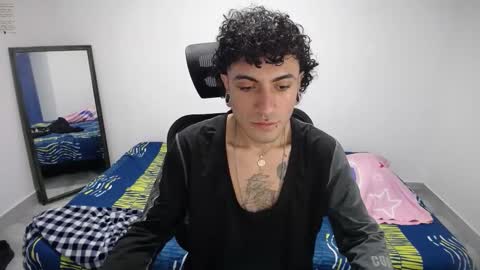 Snapshot of present_the_magic chatting on November 17, 2025, 1:55 am Plux online show from November 17, 2025, 1:55 am