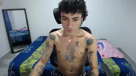 Snapshot of present_the_magic chatting on November 17, 2025, 3:29 pm Plux online show from November 17, 2025, 3:29 pm